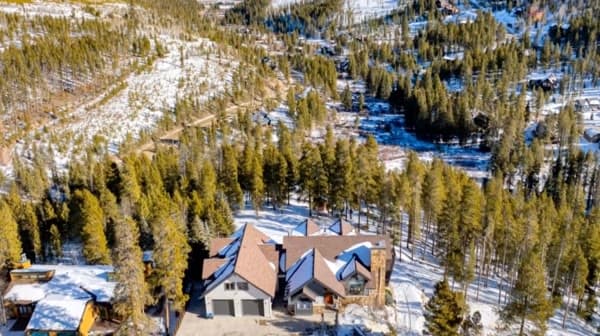 Luxury #01 — Mountain Estate · Aerial · Cinematic